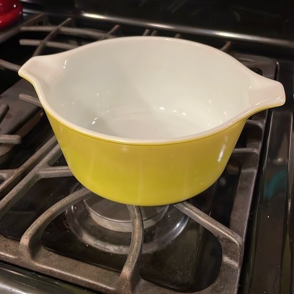 Vintage pyrex yellow daisy 2.5L,  1-1/2qt olive casserole dish. Great condition. - Picture 5 of 12